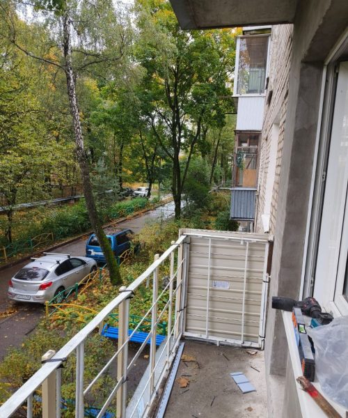 Стандартное остекление П-образного балкона в ПВХ профиле Rehau blitz 60мм, с усилением парапета и обшивкой сайдингом с внешней стороны.