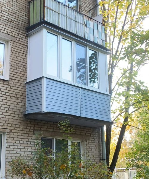 Стандартное остекление П-образного балкона в ПВХ профиле Rehau blitz 60мм, с усилением парапета и обшивкой сайдингом с внешней стороны.